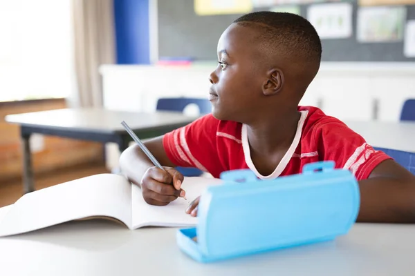 Afroamerikan Som Pluggar Medan Han Sitter Sitt Skrivbord Skolan Skol — Stockfoto