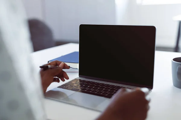 Afroamerykanka Używająca Laptopa Miejscem Kopiowania Ekranie Niezależny Biznes Kreatywny Nowoczesnym — Zdjęcie stockowe