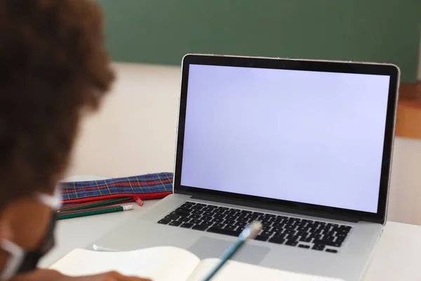 非裔美国学生坐在课桌前 使用笔记本电脑 屏幕上有复制空间 小学的儿童 技术和教育 — 图库照片