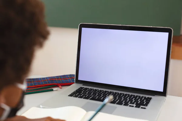 Colegial Afroamericano Sentado Escritorio Aula Usando Ordenador Portátil Con Espacio —  Fotos de Stock