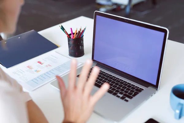 Donna Che Utilizza Computer Portatile Con Spazio Copia Sullo Schermo — Foto Stock