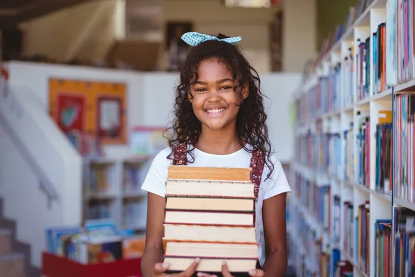 Retrato Una Colegiala Afroamericana Sonriente Llevando Una Pila Libros Biblioteca — Foto de Stock