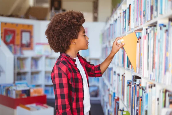 Estudante Afro Americano Feliz Tirar Livro Prateleira Biblioteca Escola Infância — Fotografia de Stock