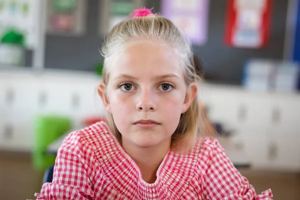 Retrato Menina Caucasiana Sentada Sua Mesa Classe Escola Conceito Escola — Fotografia de Stock