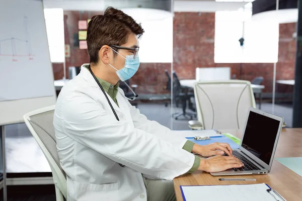 Médico Asiático Vestindo Máscara Facial Sentado Mesa Escritório Hospital Usando — Fotografia de Stock