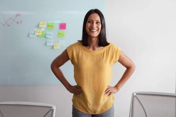 Retrato Feliz Mujer Negocios Caucásica Pie Sala Reuniones Sonriendo Con — Foto de Stock