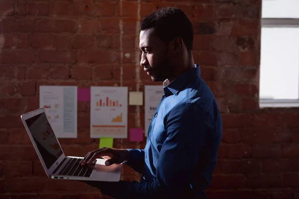 Poważny Afrykański Biznesmen Stojący Biurze Korzystający Laptopa Praca Biznesie Nowoczesnym — Zdjęcie stockowe