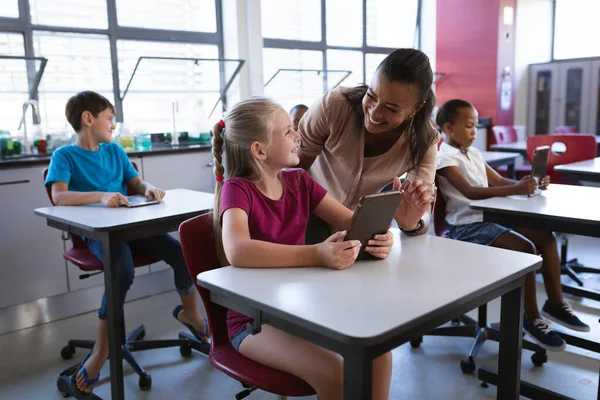 Afrika Kökenli Amerikalı Bayan Öğretmen Beyaz Kıza Okulda Dijital Tablet — Stok fotoğraf
