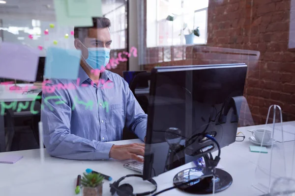 Caucasian Businessman Face Mask Sitting Desk Hygiene Screen Using Computer — Stock Photo, Image