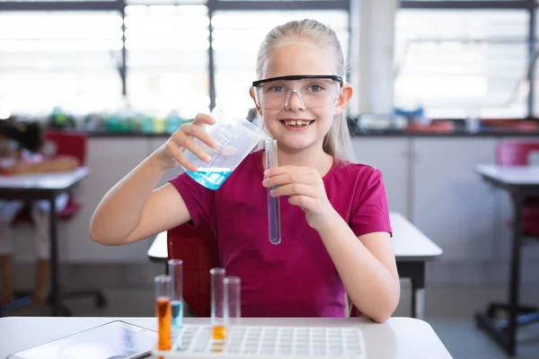 Ragazza Caucasica Versando Sostanza Chimica Dal Becher Provetta Classe Scienze — Foto Stock