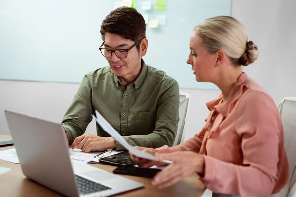 Diversos Colegas Masculinos Femeninos Sentados Mesa Con Computadora Portátil Papeleo — Foto de Stock