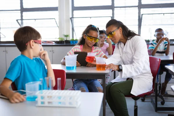 Insegnante Afroamericana Che Insegna Chimica Una Ragazza Durante Lezioni Scienze — Foto Stock