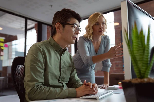 Diverso Colega Masculino Femenino Mirando Pantalla Computadora Discutiendo Escritorio Oficina — Foto de Stock