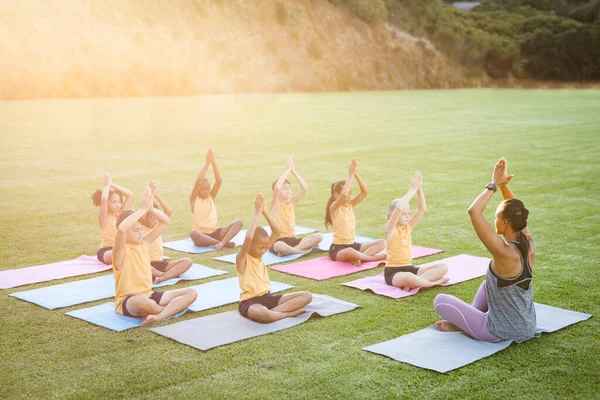 Insegnante Femminile Gruppo Studenti Diversi Praticare Yoga Meditare Giardino Scuola — Foto Stock