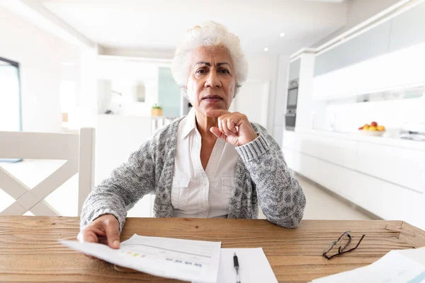 Gemengde Race Senior Vrouw Zit Aan Tafel Het Maken Van — Stockfoto