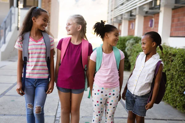 Grupo Diversas Alumnas Con Mochilas Sonriendo Mientras Miran Escuela Escuela — Foto de Stock