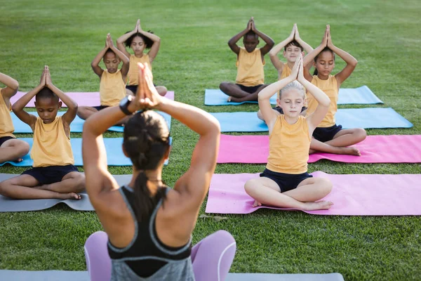 Insegnante Femminile Gruppo Studenti Diversi Praticare Yoga Meditare Giardino Scuola — Foto Stock