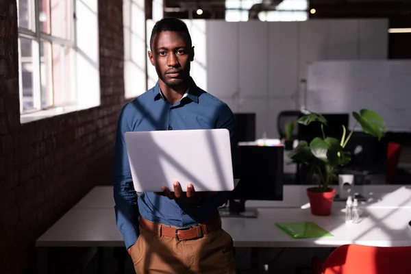 Portret Poważnego Afrykańskiego Biznesmena Stojącego Biurze Laptopem Praca Biznesie Nowoczesnym — Zdjęcie stockowe