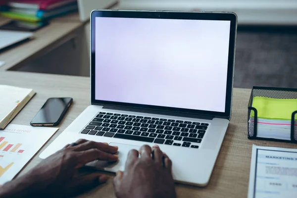 Pengusaha Afrika Amerika Duduk Meja Menggunakan Laptop Yang Memiliki Panggilan — Stok Foto