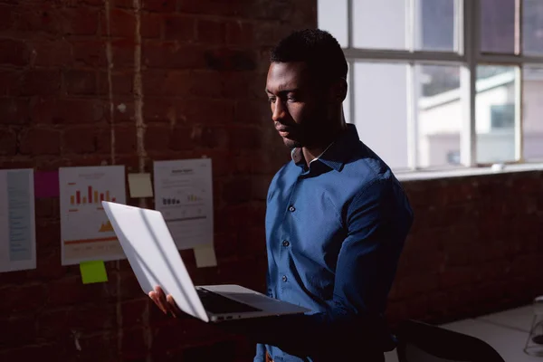 Sério Empresário Afro Americano Que Está Escritório Segurando Olhando Para — Fotografia de Stock