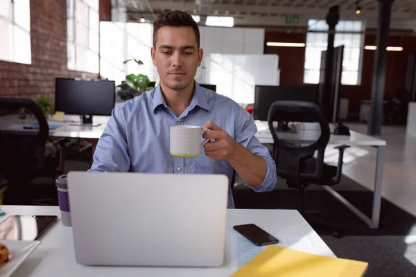 Caucasian Businessman Sitting Desk Using Laptop Drinking Cup Coffee Working — Stock Photo, Image