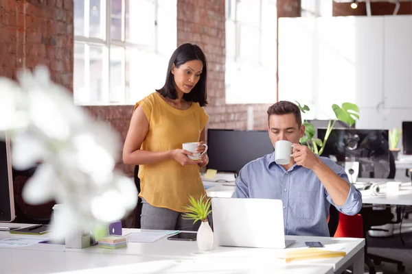Caucasian Male Female Colleagues Discussion Desk Looking Laptop Drinking Coffee — Stock Photo, Image