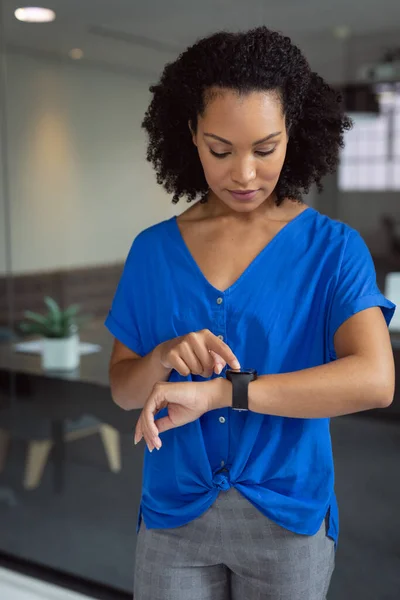 Femme Affaires Afro Américaine Vérifiant Smartwatch Debout Dans Bureau Travailler — Photo