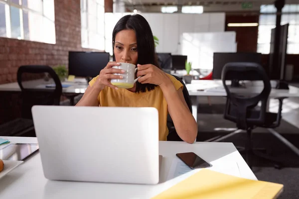 Caucasian Businesswoman Sitting Desk Using Laptop Drinking Cup Coffee Working — Stock Photo, Image