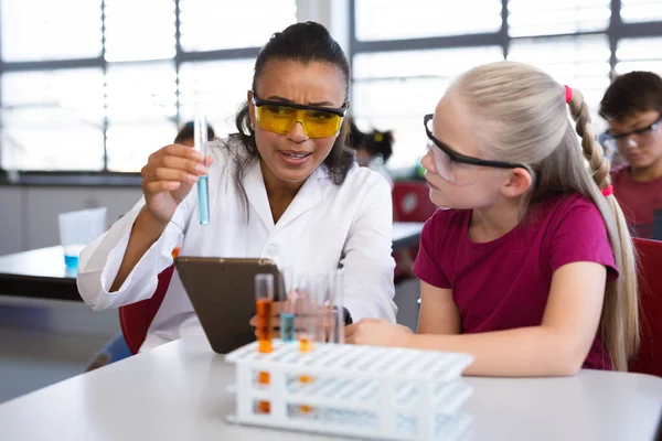 Une Enseignante Afro Américaine Enseigne Chimie Une Fille Pendant Cours — Photo