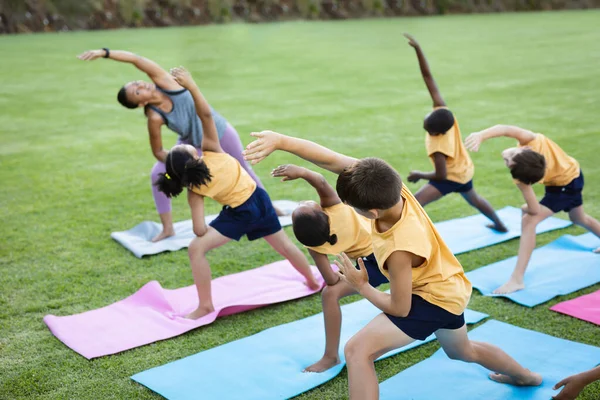 Enseignante Groupe Élèves Diversifiés Effectuant Des Exercices Étirement Dans Jardin — Photo