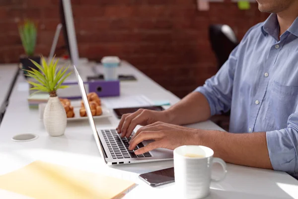 Middelste Sectie Van Kaukasische Zakenman Die Aan Zijn Bureau Zit — Stockfoto