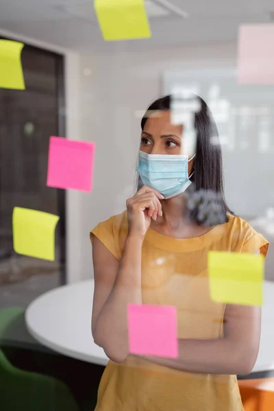 Kaukasiska Affärskvinna Bär Ansikte Mask Brainstorming Läsa Färgglada Anteckningar Glasvägg — Stockfoto