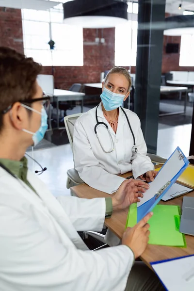 Divers Médecins Masculins Féminins Portant Des Masques Faciaux Assis Dans — Photo