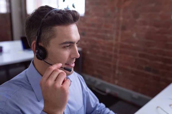 Blanke Zakenman Met Een Telefoonheadset Aan Zijn Bureau Met Behulp — Stockfoto