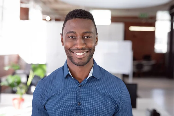 Portrét Afrického Amerického Obchodníka Stojícího Úřadu Usmívajícího Kamery Práce Podnikání — Stock fotografie