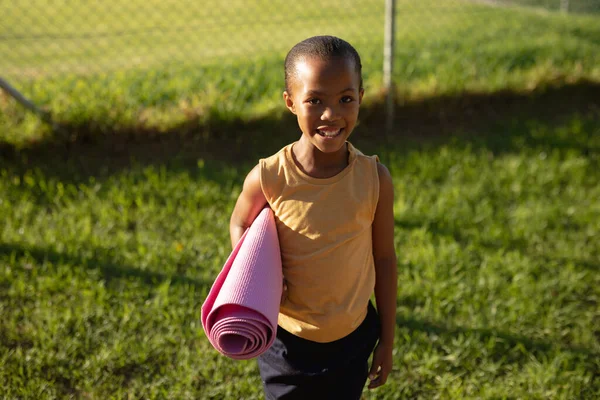 Porträt Eines Afrikanisch Amerikanischen Mädchens Das Lächelt Während Der Schule — Stockfoto