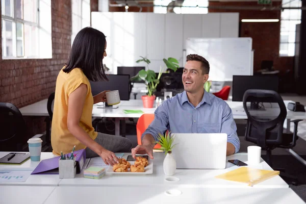 Happy Caucasian Male Female Colleagues Eating Pastries Talking Sitting Office — Stock Photo, Image