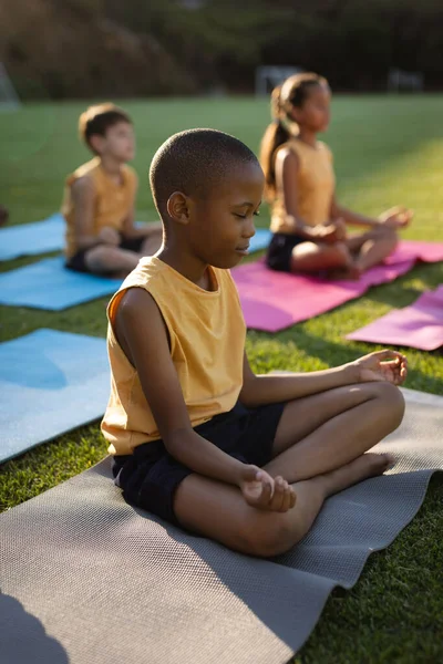 Niño Afroamericano Practicando Yoga Meditando Sentado Una Esterilla Yoga Jardín —  Fotos de Stock