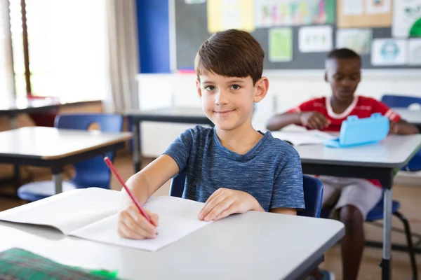 Ritratto Ragazzo Caucasico Che Sorride Mentre Siede Sulla Scrivania Scuola — Foto Stock