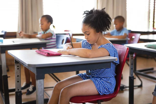 Chica Afroamericana Estudiando Mientras Está Sentada Escritorio Clase Escuela Escuela —  Fotos de Stock