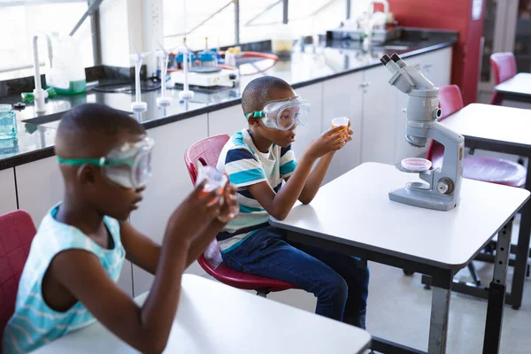 Två Afroamerikanska Pojkar Skyddsglasögon Som Håller Bägare Labbet Skol Och — Stockfoto