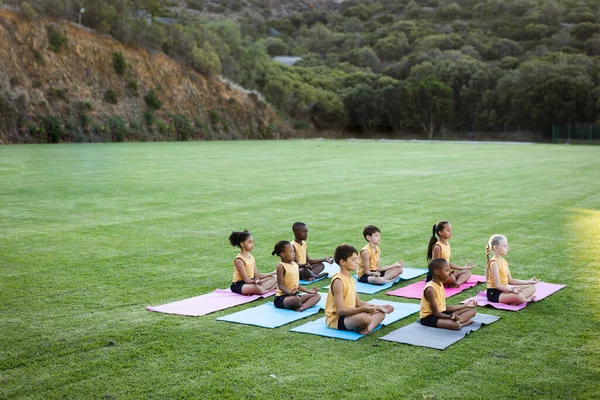 Gruppo Studenti Diversi Che Praticano Yoga Meditano Seduti Sul Tappeto — Foto Stock