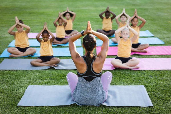 Bayan Öğretmen Çeşitli Öğrenci Grupları Okuldaki Bahçede Yoga Meditasyon Yapıyor — Stok fotoğraf