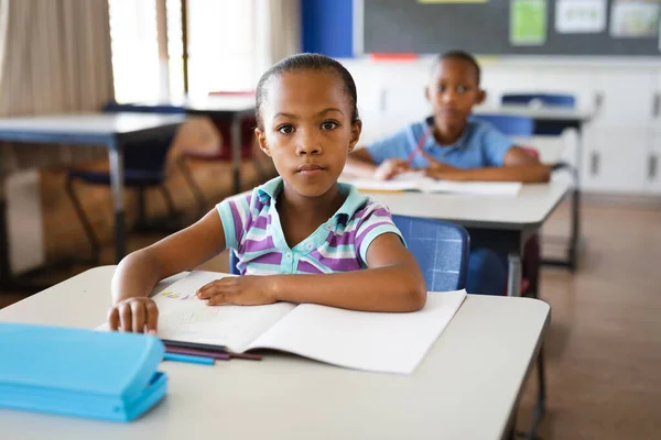 Portret Afrykańskiej Dziewczyny Siedzącej Biurku Szkole Koncepcja Szkoły Edukacji — Zdjęcie stockowe