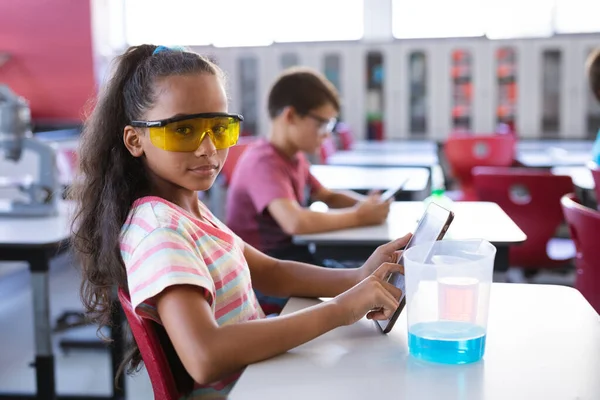 非洲裔美国女孩在实验室的科学课上拿着数码平板电脑的肖像 学校和教育概念 — 图库照片