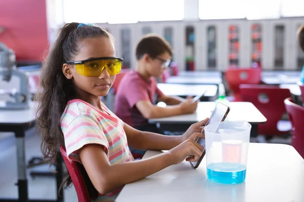 Retrato Una Chica Afroamericana Sosteniendo Una Tableta Digital Clase Ciencias — Foto de Stock