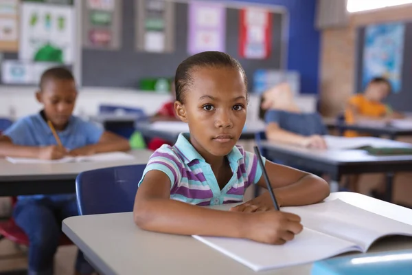 Retrato Una Chica Afroamericana Sentada Escritorio Clase Escuela Escuela Concepto — Foto de Stock