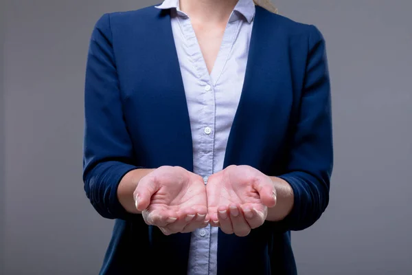 灰色の背景に隔離された彼女の手を示す白人実業家の中央部 ビジネス技術コミュニケーション成長の概念 — ストック写真