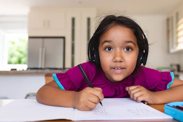 Menina Hispânica Feliz Usando Fones Ouvido Ouvir Escrever Durante Aula — Fotografia de Stock