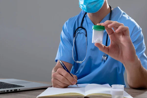 Médico Caucasiano Usando Máscara Facial Segurando Caixa Pílulas Conceito Tecnologia — Fotografia de Stock